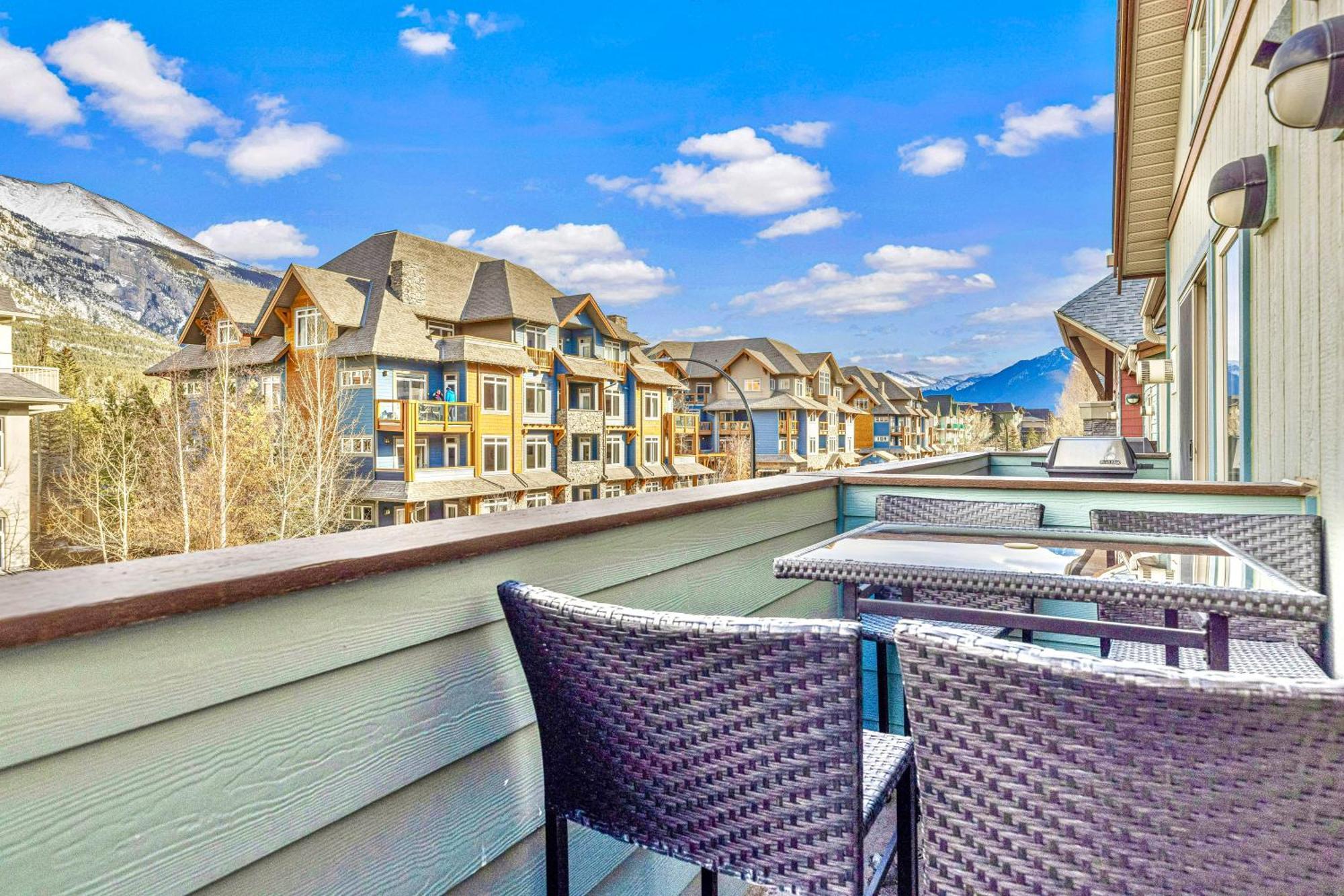 Canmore Mountain View Loft Apartment Heated Outdoor Pool Ngoại thất bức ảnh