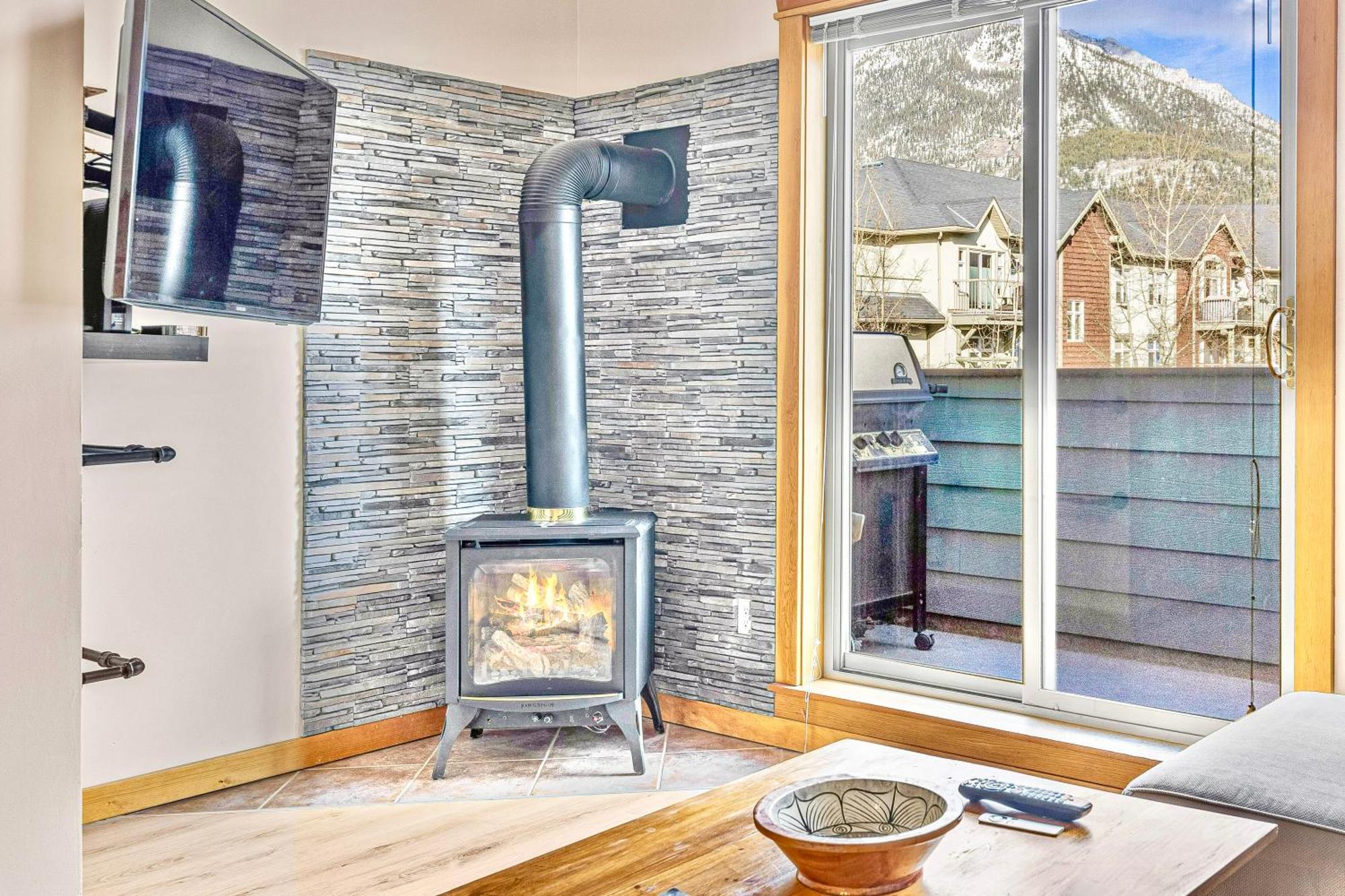 Canmore Mountain View Loft Apartment Heated Outdoor Pool Ngoại thất bức ảnh