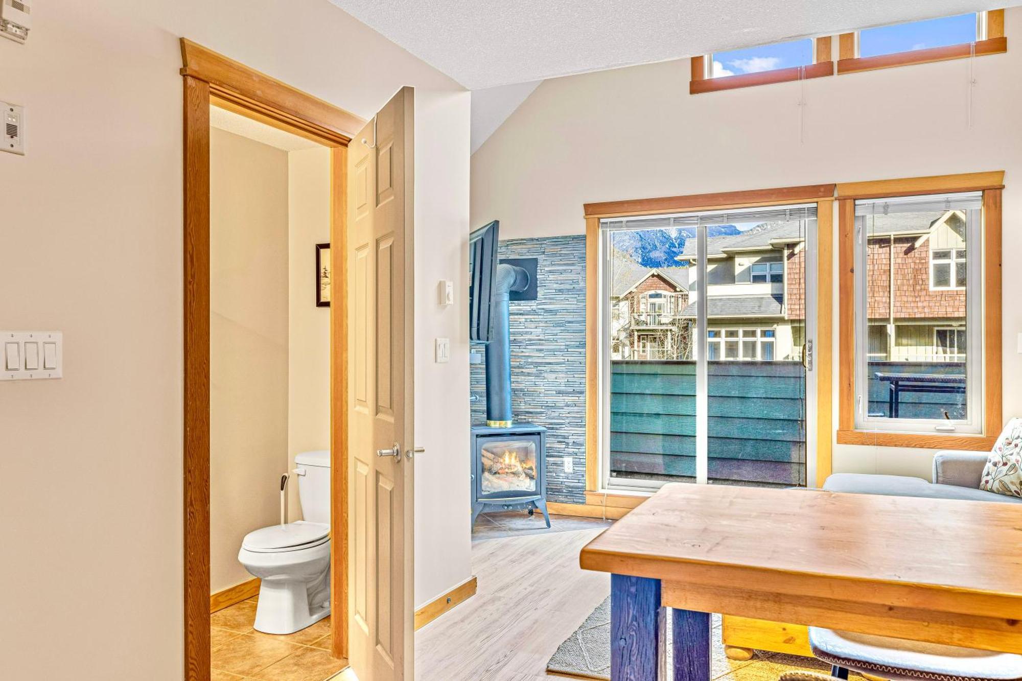 Canmore Mountain View Loft Apartment Heated Outdoor Pool Ngoại thất bức ảnh