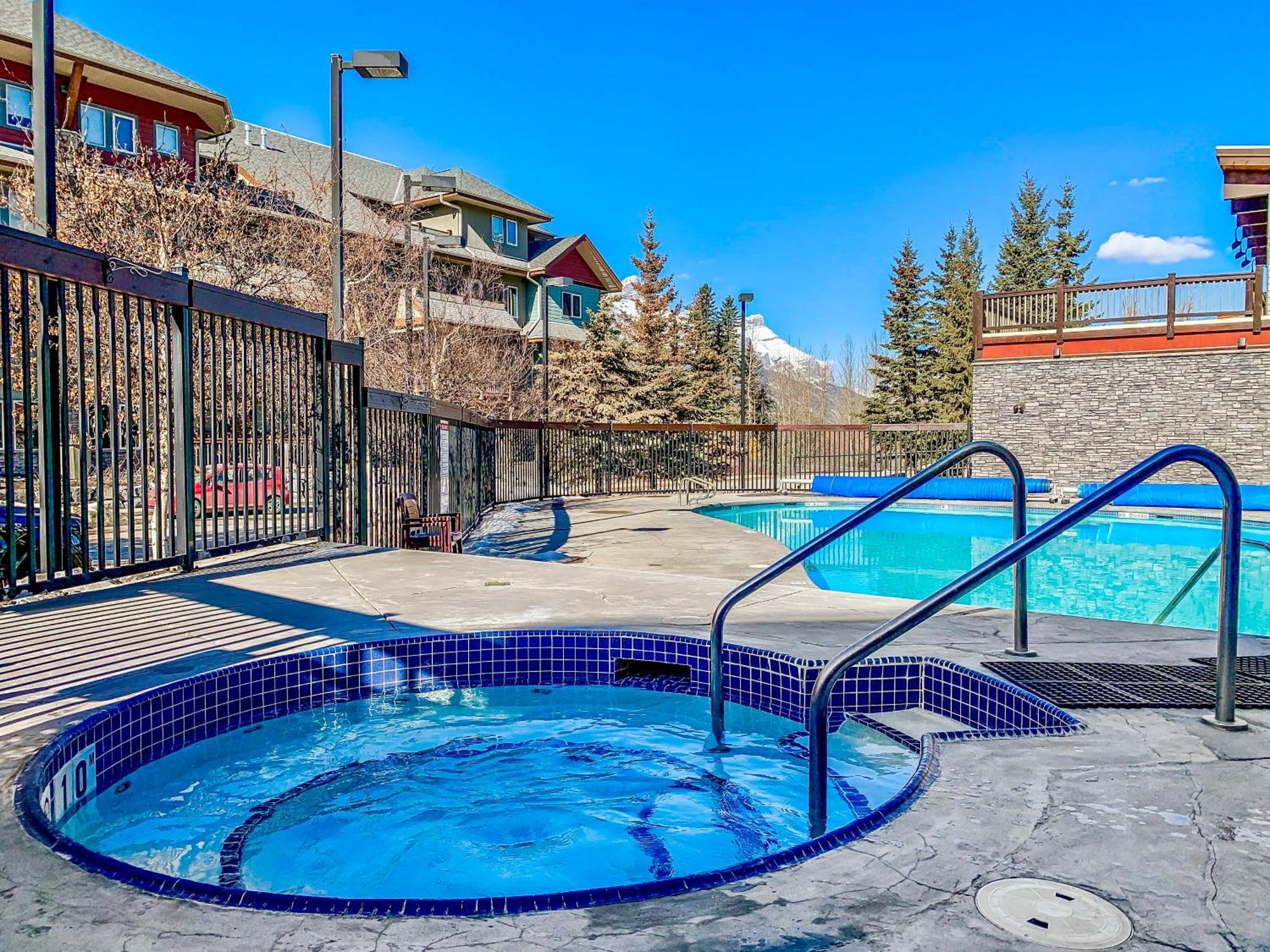 Canmore Mountain View Loft Apartment Heated Outdoor Pool Ngoại thất bức ảnh