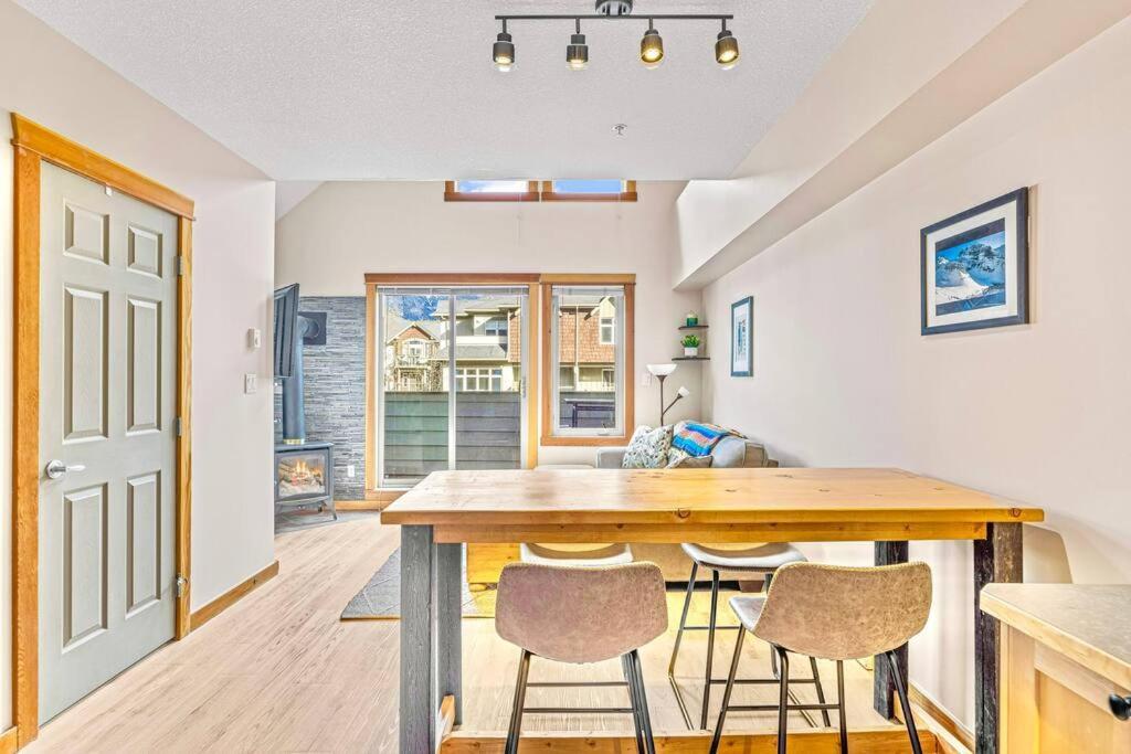 Canmore Mountain View Loft Apartment Heated Outdoor Pool Ngoại thất bức ảnh