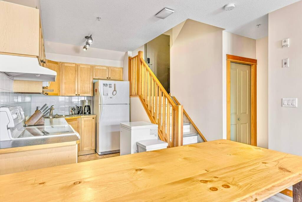 Canmore Mountain View Loft Apartment Heated Outdoor Pool Ngoại thất bức ảnh